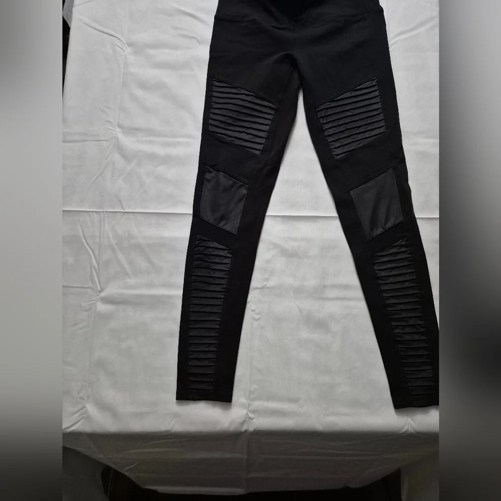 ALO Yoga‎ Moto Black Textured Leggings M